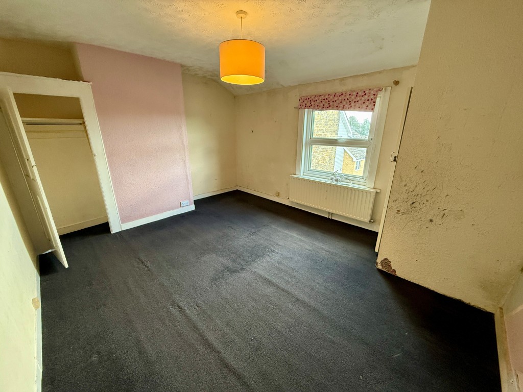 Lot: 18 - MIXED RESIDENTIAL AND COMMERCIAL PROPERTY - Flat bedroom two